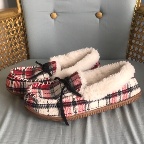 Sonoma, black, red & white plaid, faux fur lined rubber sole slippers size 7-8 - Picture 1 of 16